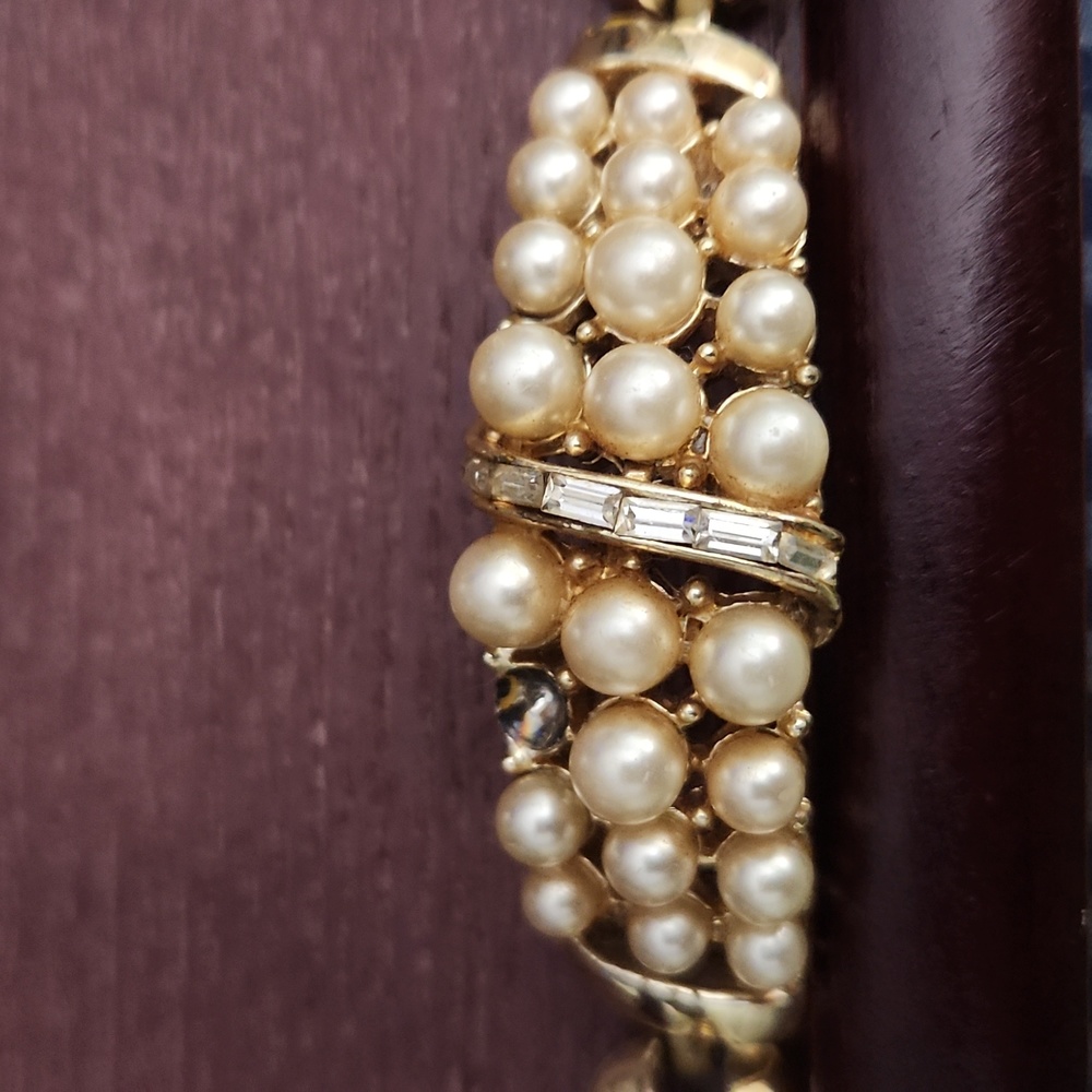 Vintage goldtone and pearl bracelet. Vintage 6.5 inches
